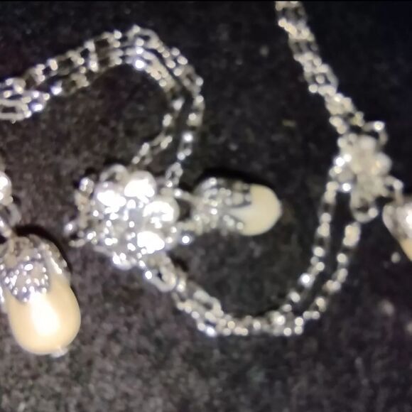 Avon (NR) Chandelier Necklace Faux Pearl 18" Very Pretty - Picture 3 of 5